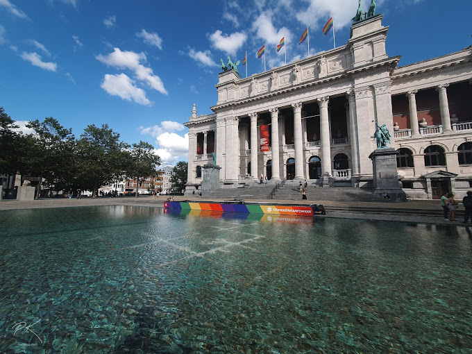 Diepe Fontein bij de trappen aan het Koninklijk Museum voor Schone Kunsten aan de Leopold de Waelplaats in Antwerpen.