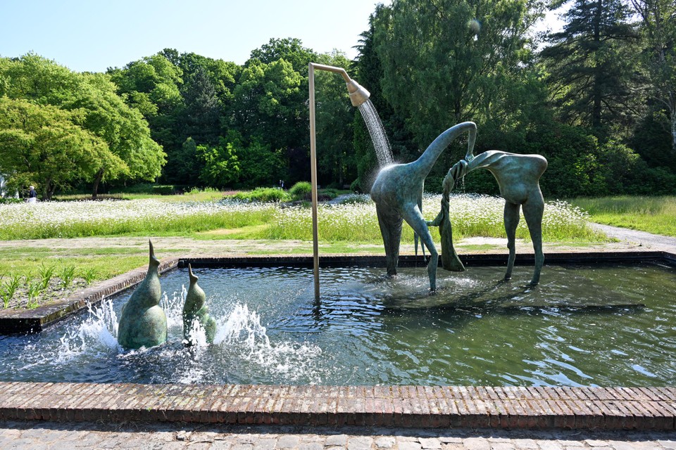 fonteinsculptuur 'Adrift' van de Franse kunstenares Camille Henrot