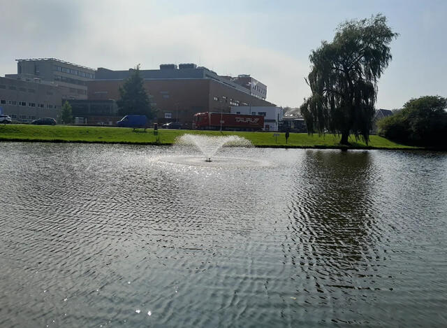 Drijvende fonteinen/beluchters zorgen voor zuurstof in vijvers