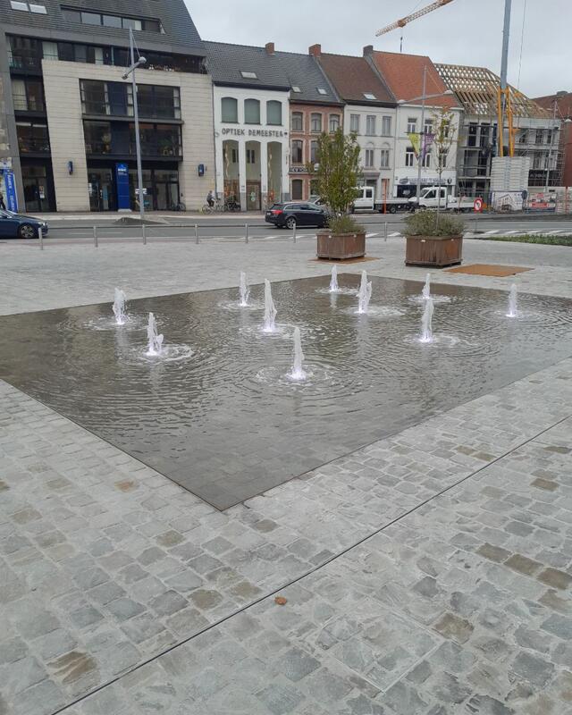 Waterpartij markt Eeklo aan vernieuwd stadhuis 
